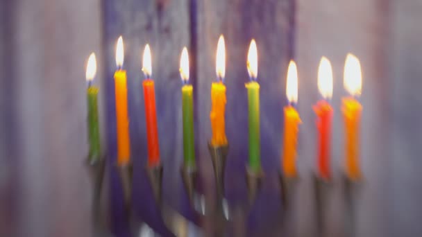 Otte stearinlys i hanukkias brænder på den syvende dag af den jødiske ferie Hanukkah på lys alt sløret fokus – Stock-video