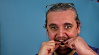 Ağızdan çıkan geçici taçlar implantların analoglarıyla alınır..