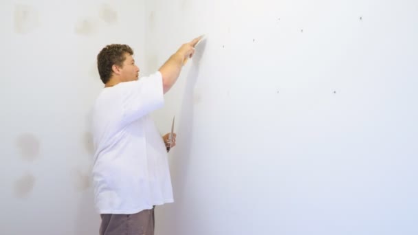 Βελτιώσεις σπιτιών. τοποθέτηση σοβά στον τοίχο με σπάτουλα — Αρχείο Βίντεο