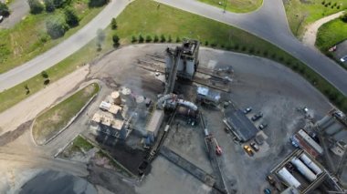 İstasyonda bitumen bulunan asfalt üretim fabrikası