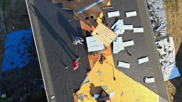Trabalhador de construção no telhado de renovação a casa instalou novas telhas — Vídeo de Stock