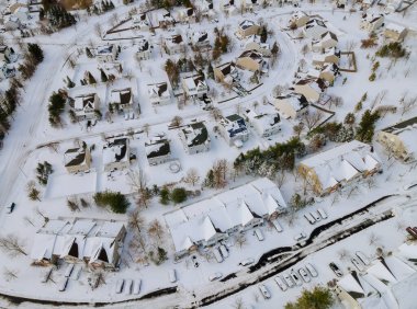 Şehir merkezinin yüksek irtifa manzaralı ve karla kaplı çatıları olan evleri var.