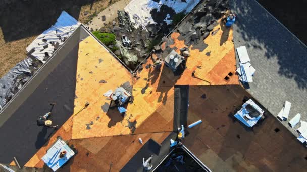 Yeni bir apartman kiremitli eski çatı tamiri — Stok video