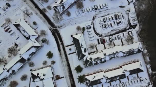 Жилой комплекс с видом на зиму с высоты одного из жилых домов города — стоковое видео