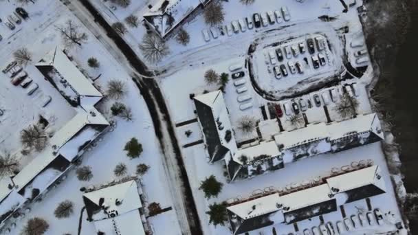 Vue d'hiver complexe d'appartements d'une hauteur de l'une des résidences de la ville — Video