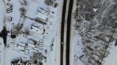Küçük apartman kompleksi çatılarının kış manzarası karla kaplıydı.