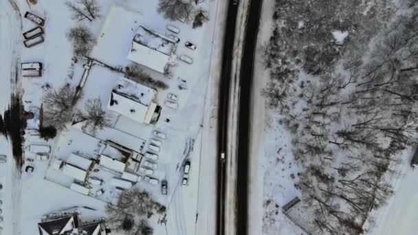 Vinterutsikt över små lägenhetskomplex innergårdar tak hus täckt snö — Stockvideo