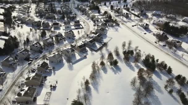 Εναέρια άποψη των κατοικιών καλυμμένο χιόνι κατά τη χειμερινή περίοδο με χιόνι σε σκεπαστά σπίτια και δρόμους. — Αρχείο Βίντεο