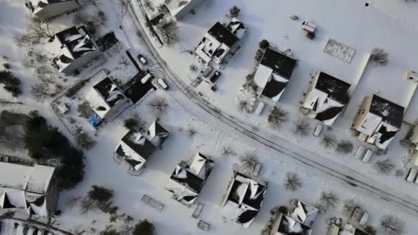 Μεγάλο υψόμετρο άποψη της πόλης με χιόνι σκεπαστές στέγες σπίτια γειτονιά πόλη κατοικίες — Αρχείο Βίντεο