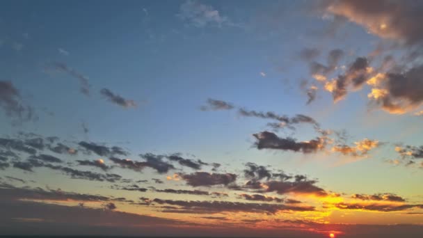 雲の空とカラフルな劇的な日の出明るい地平線燃える空 — ストック動画