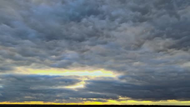Himmelblå solnedgång orange solljus genom molnen på himlen — Stockvideo