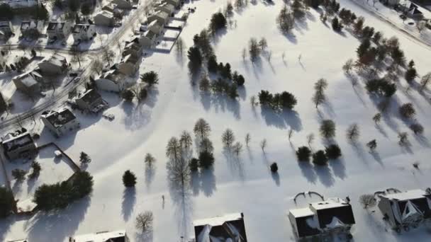 눈덮인 집들과도 로들이 있는 겨울 도시 주택들의 전경을 공중에서 내려다본 모습. — 비디오