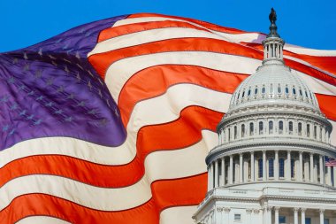 ABD Kongre Binası, Amerika Birleşik Devletleri bayrağında rüzgâr bezi takım bayrağını sallıyor.