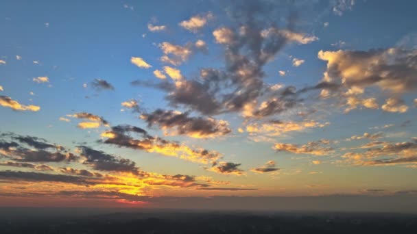 거대하고 아름다운 주황색 석양 하늘 이 구름 위로 일몰을 극적으로 맛봄 — 비디오