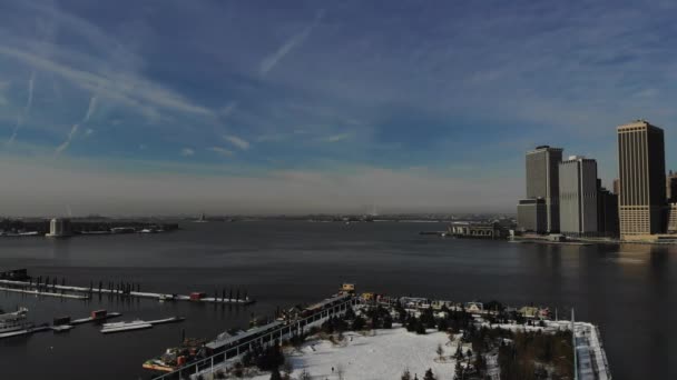 Vista aérea de los grandes y espectaculares edificios y puertos de Brooklyn en el distrito financiero sobre el río Hudson, cerca del puente de Brooklyn. — Vídeo de stock