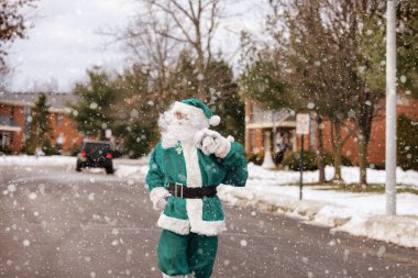 Noel Baba Noel arifesinde eve girer. Elinde bir çanta dolusu çocukla sokakta yürürken hediye verir.