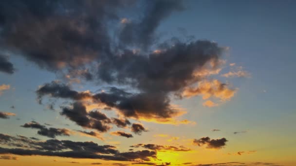 Όμορφο ηλιοβασίλεμα ηλιοβασίλεμα ουρανό πανόραμα — Αρχείο Βίντεο