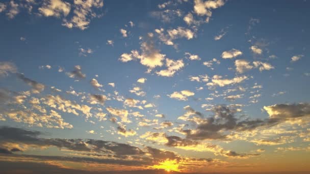 거대하고 아름다운 주황색 석양 하늘 이 구름 위로 일몰을 극적으로 맛봄 — 비디오