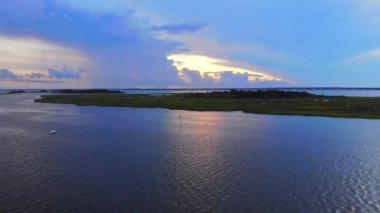 Gün batımında okyanusun üzerinde gün batımının canlı yansıması.