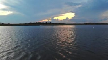 Motorlu teknedeki küçük dalgalar okyanus üzerinde motorlarıyla kabarcıklar oluşturuyor.