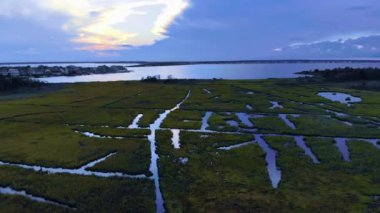 Okyanusun üzerinde destansı gün batımı ve gün batımında manzaralı bulutlar