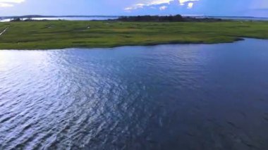 Güzel doğa manzarası Pembe gökyüzü ile okyanus üzerinde parlak gün batımı