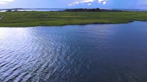 Prachtige natuur landschap heldere zonsondergang op de oceaan met roze luchten lucht — Stockvideo