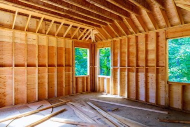 Amerikan ahşap evi inşaat halindeyken inşa edilen yeni bir inşaat iskeletinin iç yapı manzarası