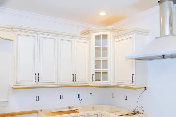 White Kitchen Wooden Cabinets Contemporary Installation Base — Stock Photo, Image