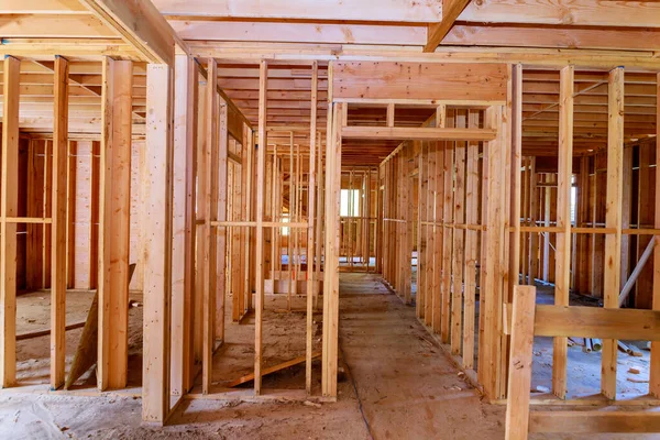 横梁中的木制房屋 美国正在建设的新发展框架中的内部建筑框架结构观点 — 图库照片