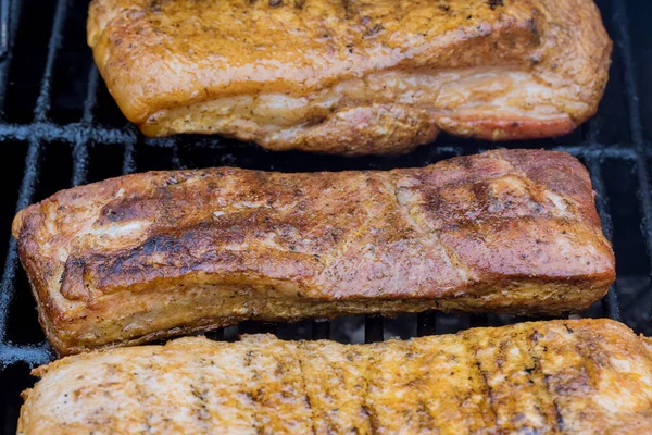 焼きラードの上にスモークジューシーな豚肉 — ストック写真