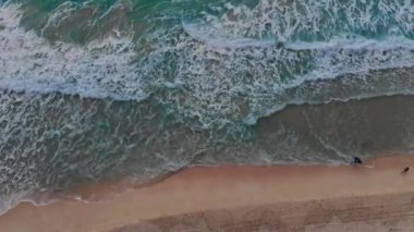 Deniz kıyısındaki güzel turkuaz okyanus suyunun havadan görünüşü Cancun plajı dalgaları.