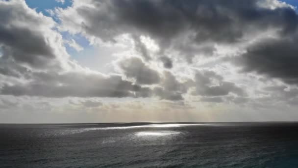 Aerea di bella spiaggia tropicale vista dall'alto acqua di mare turchese alle belle onde della spiaggia — Video Stock