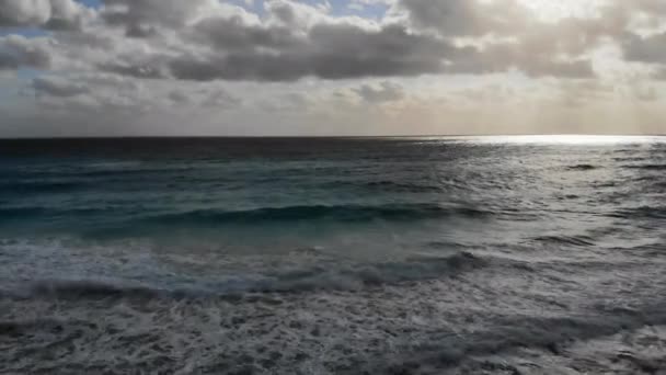 Cancun ορίζοντα από την όμορφη παραλία του τυρκουάζ νερά του ωκεανού — Αρχείο Βίντεο