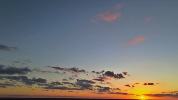 Cielo atardecer naturaleza abstracta dramática azul y naranja, nubes coloridas — Vídeos de Stock