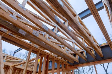 İnşaat halindeki yeni evdeki kirişlerin çerçevelenmesi