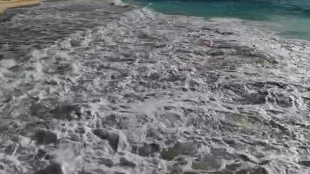 Turkuaz okyanus suyunun güzel plajından Cancun silueti — Stok video