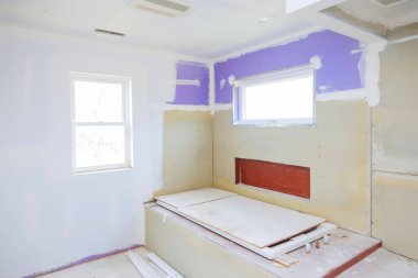Banyosu inşaat halinde olan yeni banyolu ana banyo. İç alçıpan yeni lüks evdeki fayanslar için hazır.