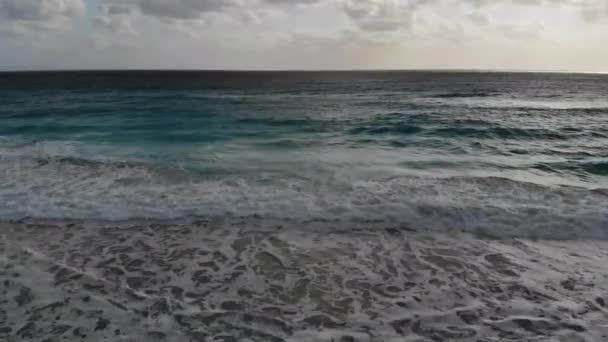 Turkuaz okyanus su dalgası yükseklikten parlayan ve ışıldayan yüzeye kadar görünür.. — Stok video