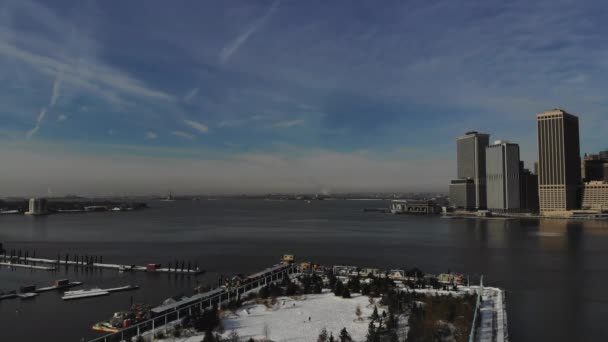 Vista aérea de los grandes y espectaculares edificios y puertos de Brooklyn en el distrito financiero sobre el río Hudson, cerca del puente de Brooklyn. — Vídeos de Stock