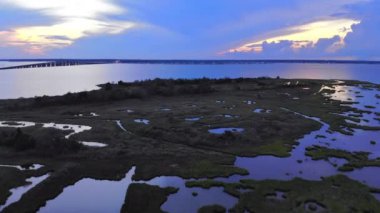 Okyanusun üzerinde destansı gün batımı ve gün batımında manzaralı bulutlar