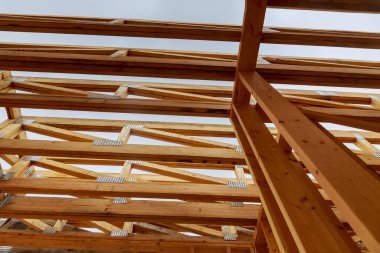 Bir evin iç görünüşü tamamlanmamış. İskan duvarına karşı çerçeveleme.