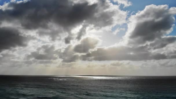 Turkuaz okyanus suyunun güzel plajından Cancun silueti — Stok video