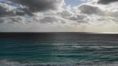 Turkuaz okyanus su dalgası yükseklikten parlayan ve ışıldayan yüzeye kadar görünür..