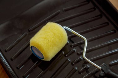 Duvarları boyamak için tekerlekler ve tavanı yenilemek için kolay.