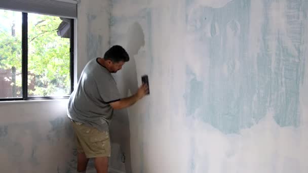 Felújítási ház folyamat homokfal homokszóró blokk előkészítése festés előtt. — Stock videók