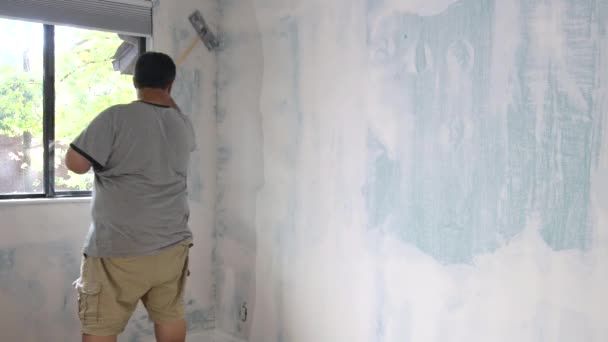 Man sanding wall with a sanding block after putting plaster working polishes grinds wall — Stock Video