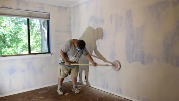 Preparación antes de pintar renovación casa lijado pared con bloque de lijado después de poner yeso — Vídeos de Stock