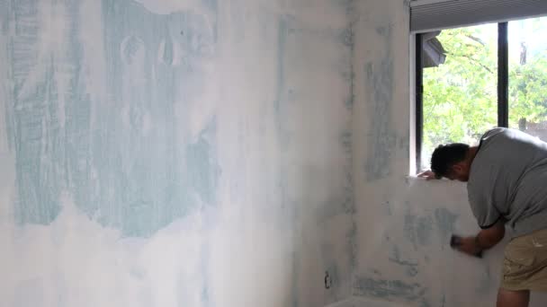Preparação antes de pintar a parede de lixamento da casa de renovação com bloco de lixamento depois de colocar gesso — Vídeo de Stock