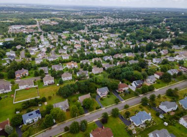 Banliyödeki yerleşim bölgesinin hava görüntüsü ve karışık yeni gelişmeler